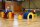 Kinder spielen auf bunten, geometrischen Spielmodulen in einer Sporthalle