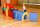 Bunte Schaumstoffbausteine in einer Turnhalle, Kind spielt damit