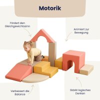 Zwei Kinder spielen mit Bausteinen in einem hellen Raum