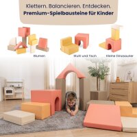 Kind spielt in einem Spielbereich mit weißen Schaumstoffbausteinen