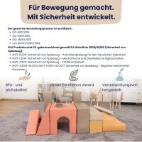 Kind spielt mit weißen Schaumstoffbausteinen in einem Spielzimmer