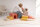 Zwei Kinder spielen mit weißen Bauklötzen in einem Spielzimmer