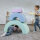 Zwei Kinder spielen mit bunten Schaumstoffbausteinen im Spielzimmer