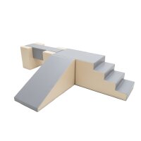 Spiel- und Kletterlandschaft mit Treppe und Rutsche in...
