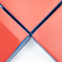 Vier quadratische Polster in Rot und Blau angeordnet