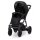 Kinderwagen in Seitenansicht, sichtbar mit Sonnenverdeck, Sicherheitsbügel, Vier-Rad-Fahrgestell und geräumigem Unterkorb.