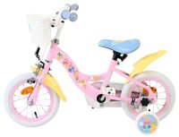 Rosa Kinderfahrrad mit Blumenmotiven und einem Korb vorne