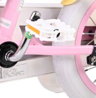 Weißer Fahrradpedal an pinkem Kinderfahrrad mit silberner Kurbel