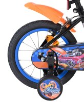 Buntes Kinderfahrrad mit blauem Reifen und...