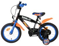 Schwarzes Kinderfahrrad mit blauen und orangefarbenen Akzenten und Stützrädern