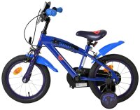 Blaues Kinderfahrrad mit zwei Rädern und Stützrädern