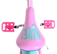Rosa Fahrrad-Sattel mit pinken Pedalen und türkisfarbenem Rahmen