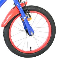 Vorderreifen eines Fahrrads mit blauen und roten Komponenten