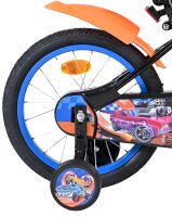 Buntes Kinderfahrrad mit orangefarbenem Schutzblech und...