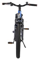 Schwarzes Fahrrad mit blauen Akzenten und grobstolligen Reifen von vorne gesehen