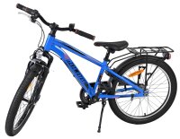 Blaues Mountainbike mit Gepäckträger und robusten Reifen