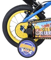 Kinderrad mit gelben Stützrädern und buntem...