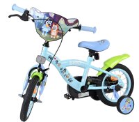 Kinderfahrrad in Blau mit bunten Aufklebern und Stützrädern