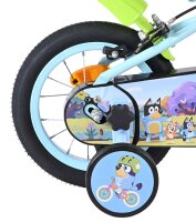 Buntes Kinderfahrrad mit stabilisierenden Rädern und...