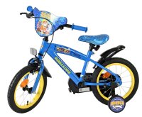 Blaues Kinderfahrrad mit gelben Reifen und Comic-Motiv