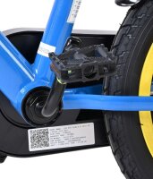 Blaue Fahrradpedale mit schwarzem Rahmen und gelben Reifen