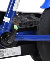Schwarzes Pedal an blauer Fahrradkurbel mit reflektierendem Aufkleber
