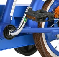 Blaue Fahrradpedale mit reflektierenden Elementen und braunem Reifen