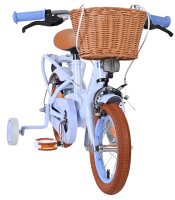 Kinderfahrrad in Hellblau mit Korb und braunen Reifen