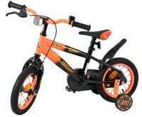 Kinderfahrrad in Orange und Schwarz mit Stützrädern und Reflektor