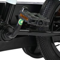 Schwarzes Fahrradpedal mit Reflektor an einem Fahrradrahmen