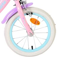 Vorderreifen eines Kinderfahrrads in Pink und Blau mit reflektierendem Element