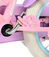 Rosa Fahrradpedal mit weißem Reifen und lila Rahmen