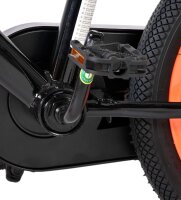 Schwarzes Fahrradpedal mit orangefarbener Reifen und schwarzem Rahmen