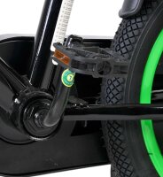 Schwarzes Fahrradpedal mit grünem Reifen und reflektierendem Element