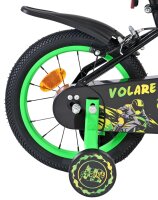 Grünes Kinderfahrrad mit stabilisierenden...