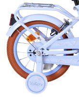 Hinterrad eines Fahrrads mit braunem Reifen und blauer Felge