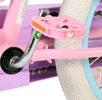 Rosa Fahrradpedal an einem pinken Fahrradrahmen mit weißem Reifen