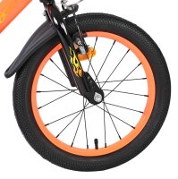 Vorderreifen eines Fahrrads mit orangefarbenem Felgenrand und schwarzem Reifen