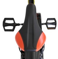 Schwarzer Fahrradsattel mit orangefarbenen Akzenten und Pedalen im Hintergrund
