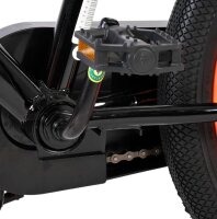 Schwarzer Fahrradrahmen mit Pedal und Kette sichtbar