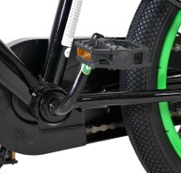 Schwarzes Fahrradpedal mit grünen Akzenten und stabiler Gummibereifung