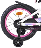 Hinterrad eines Fahrrads mit pinkem Reifen und Stützrad