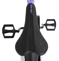 Schwarzer Fahrradsattel mit Pedalen, sportliches Design und ergonomische Form