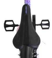 Schwarzer Fahrradsattel mit Pedalen, von oben fotografiert