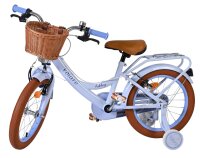 Kinderfahrrad in Hellblau mit Korb und braunen Reifen
