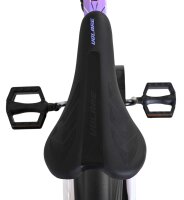 Schwarzer Fahrradsattel mit ergonomischem Design und Pedalen im Hintergrund