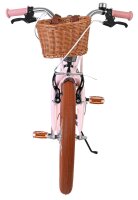 Rosa Fahrrad mit Korb, braunen Reifen und pinken Griffen
