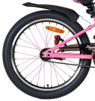 Pinkes Fahrradrad mit schwarzem Schutzblech und...