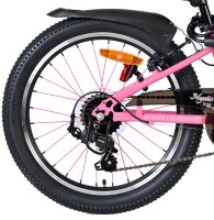 Hinterrad eines Fahrrads mit pinken Speichen und...