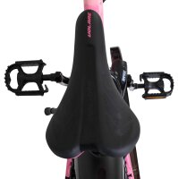 Schwarzer Fahrradsattel mit pinken Akzenten und Pedalen von oben betrachtet